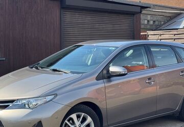 Toyota Auris 88.500 km 9.350 &euro; Duisburg 47179