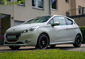 Peugeot 208 84.000 km 9.300 &euro; Düsseldorf 40231